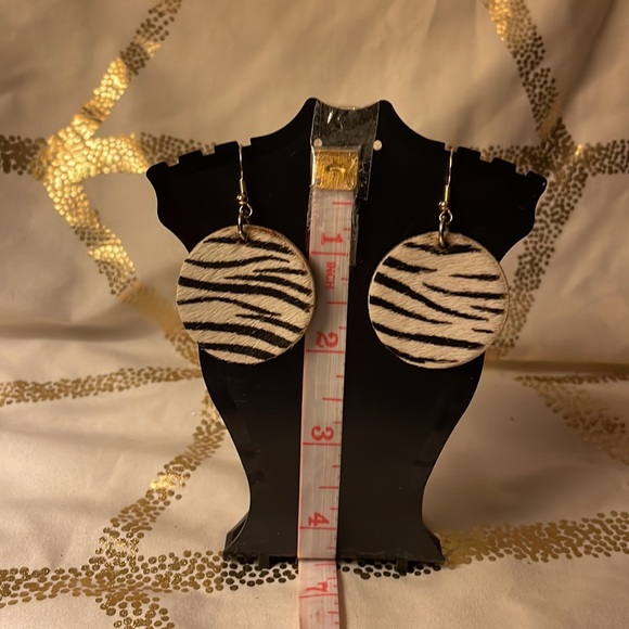 Earrings circle dangling zebra prints mounted on rubber with fish hooks - Picture 3 of 5